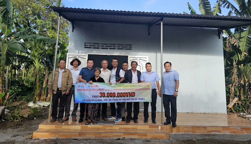 Representatives of readers of Lao Dong Newspaper and local authorities handed over the newly repaired and upgraded house to Ms. Nguyen Thi Phuong. Photo: Phan Son