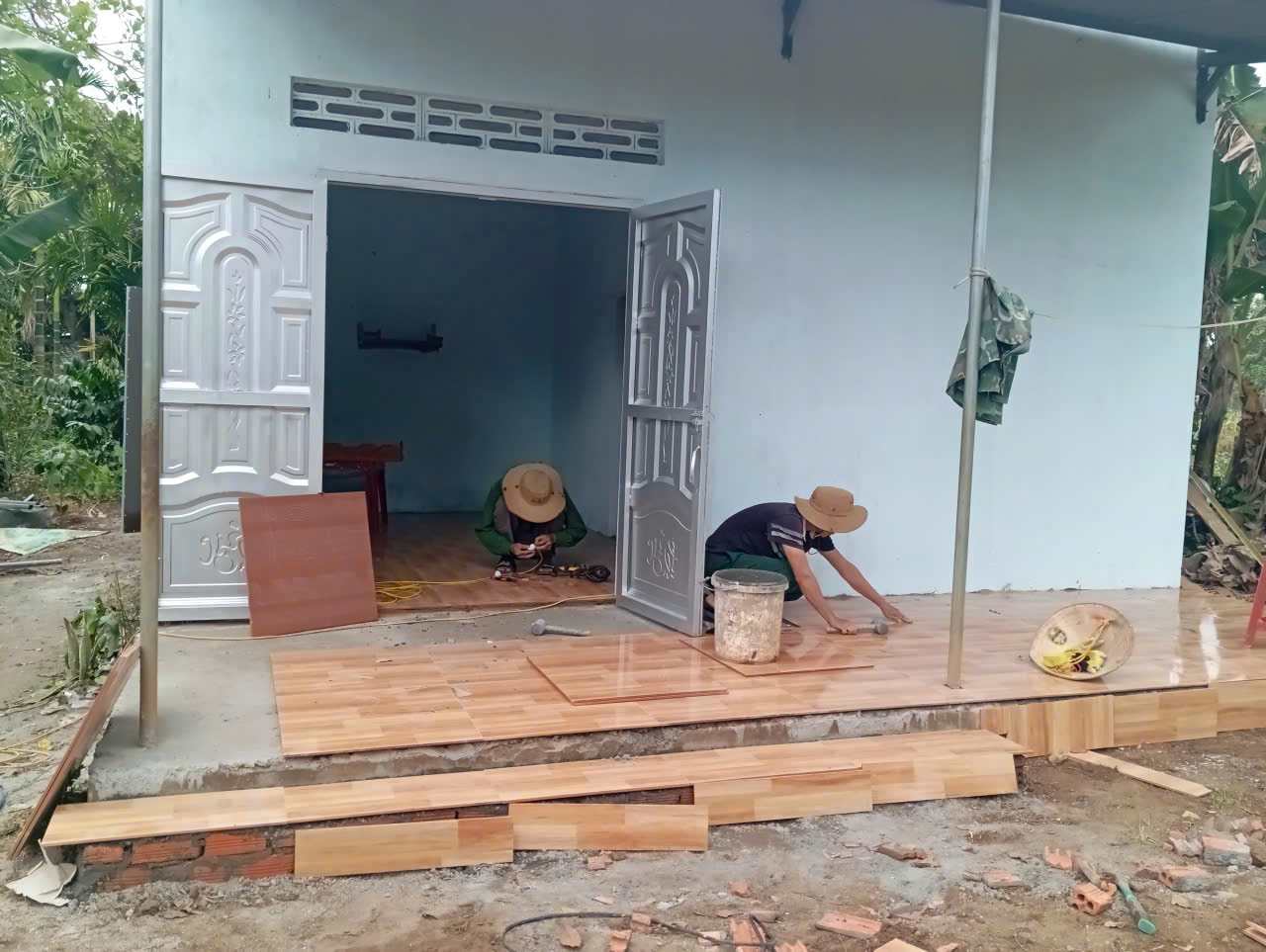 Tu su ho tro cua ban doc Bao Lao Dong, chinh quyen dia phuong da tien hanh tu sua, nang cap nha cua cho ba Nguyen Thi Phuong. Anh: Phan Son