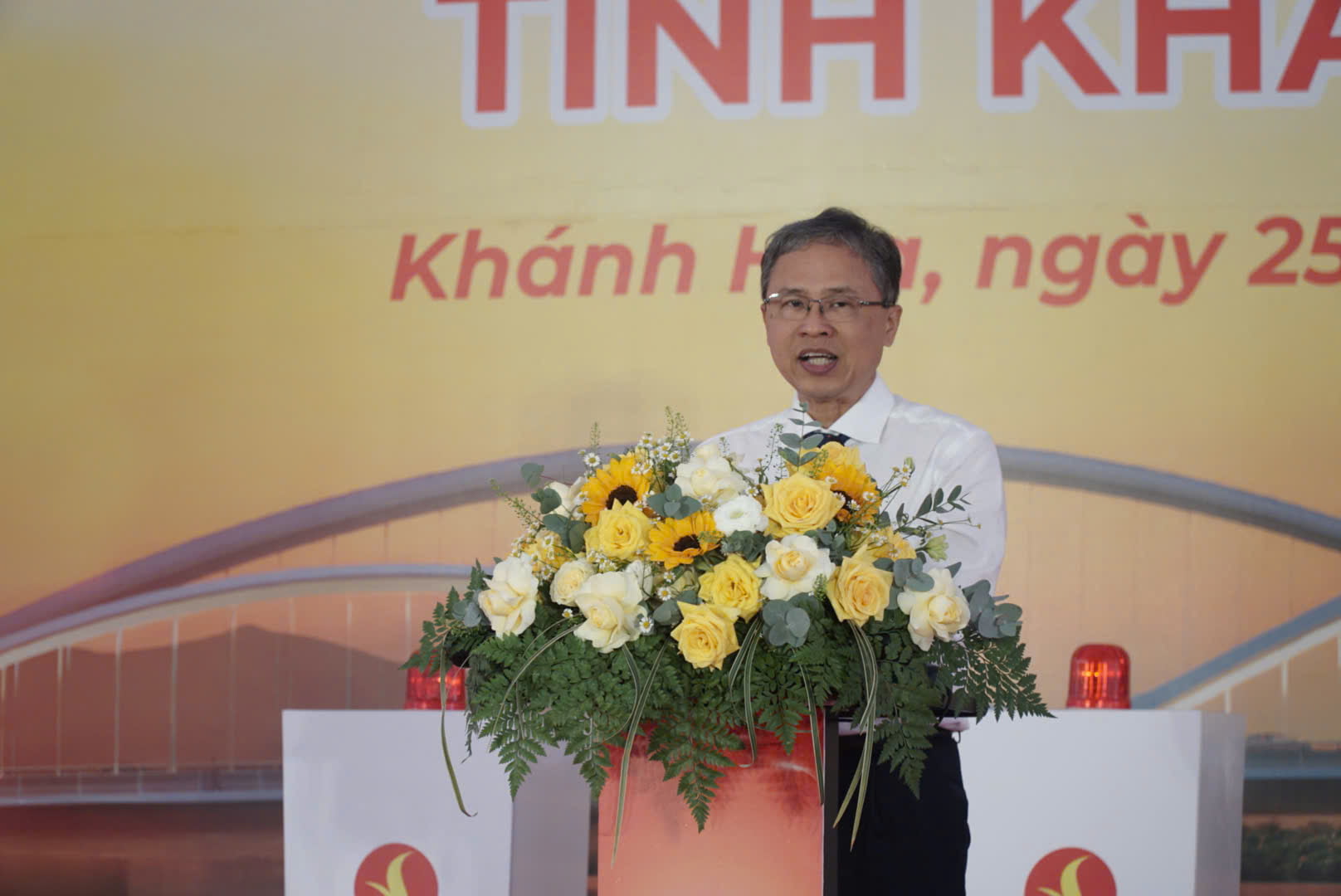 Ong Tran Hoa Nam – Pho Chu tich UBND tinh Khanh Hoa phat bieu tai le khoi cong. Anh: Huu Long