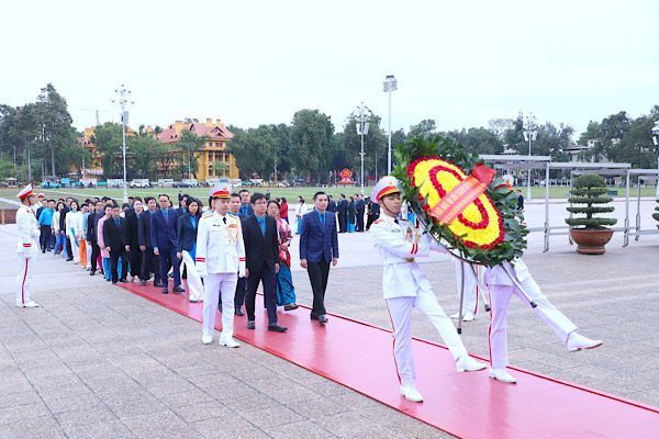 The delegation attending the 18th Hanoi City Trade Union Congress visited President Ho Chi Minh's Mausoleum. Photo: Mai Quy