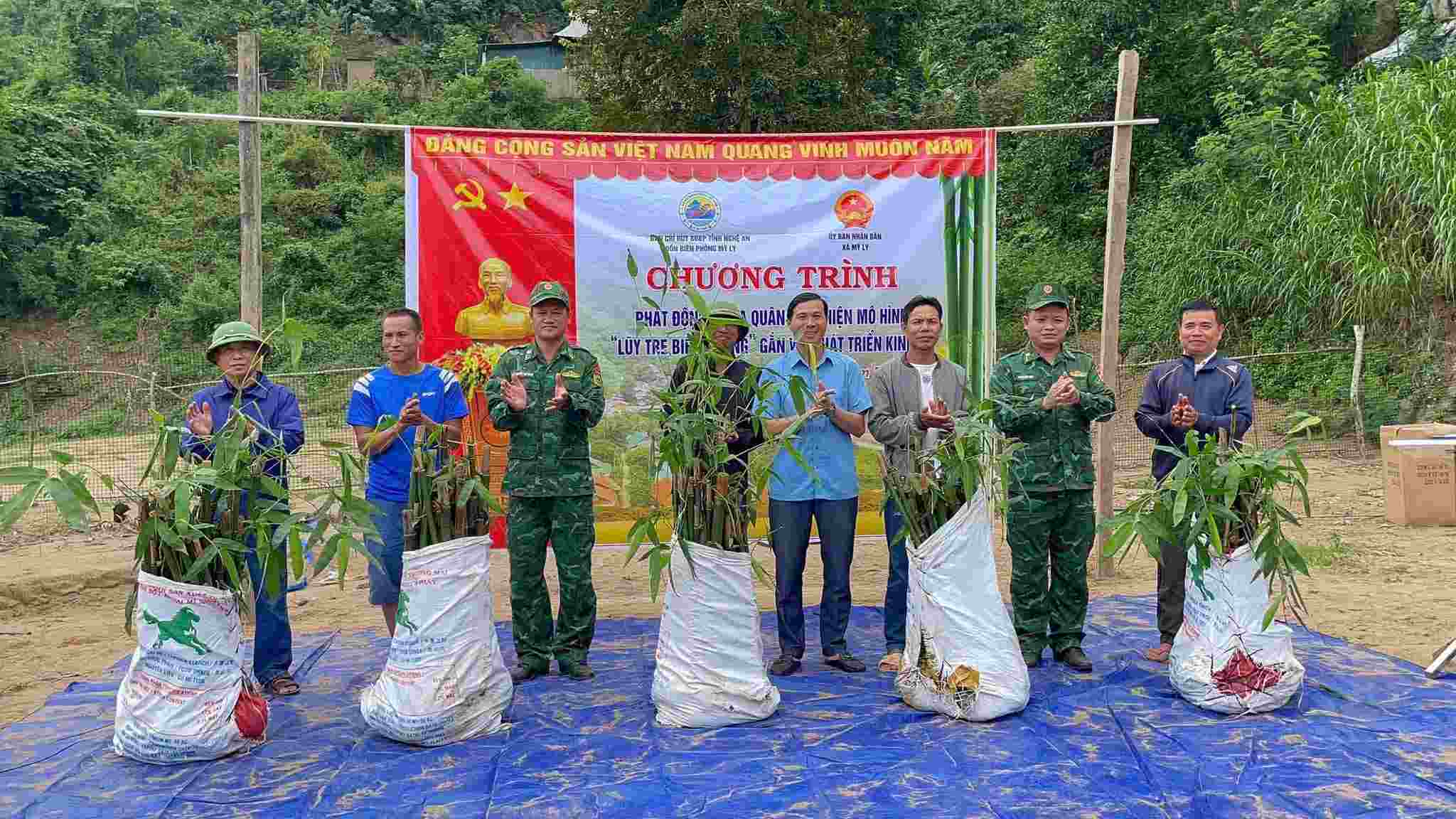 My Ly国境警備隊の職員と地方自治体が Nghe An 省 My Ly コミューンの住民に竹の苗を贈呈。写真:Ngoc Anh