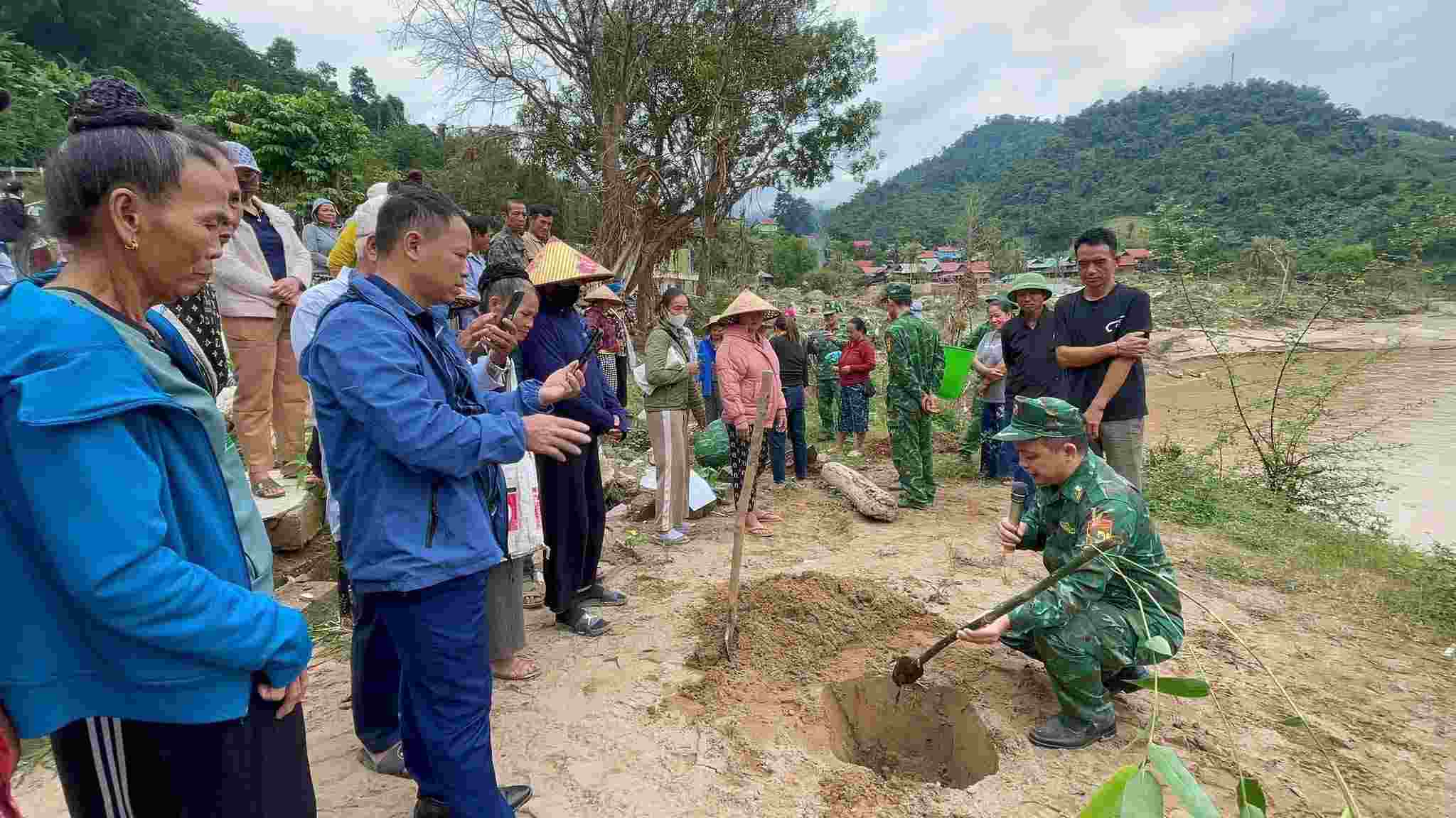Bo doi bien phong huong dan ky thuat trong tre cho nguoi dan tai hien truong. Anh: Ngoc Anh