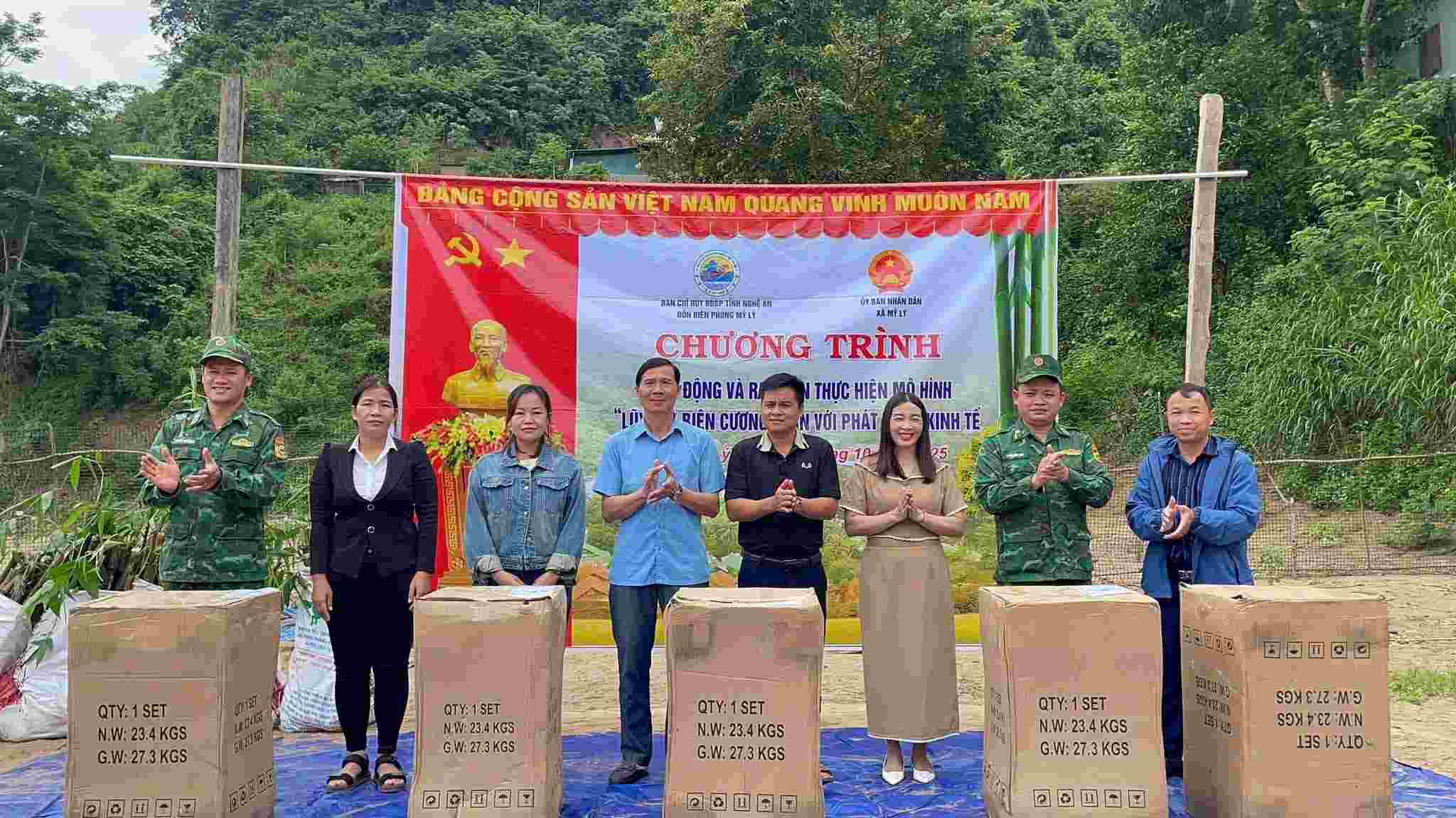 Don Bien phong My Ly trao tang thiet bi ho tro sinh hoat cho cac diem truong va ho dan kho khan noi bien gioi. Anh: Ngoc Anh