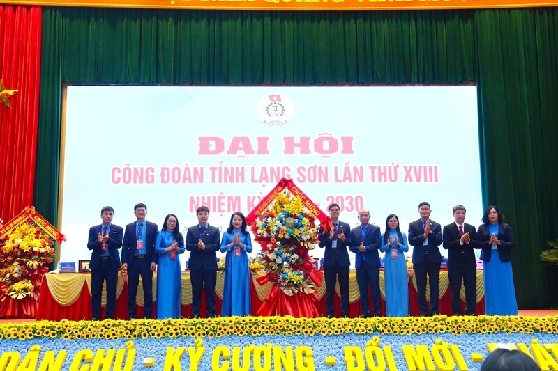 Dai dien Tong Lien doan Lao dong Viet Nam tang hoa chuc mung Dai hoi. Anh: Khanh Linh