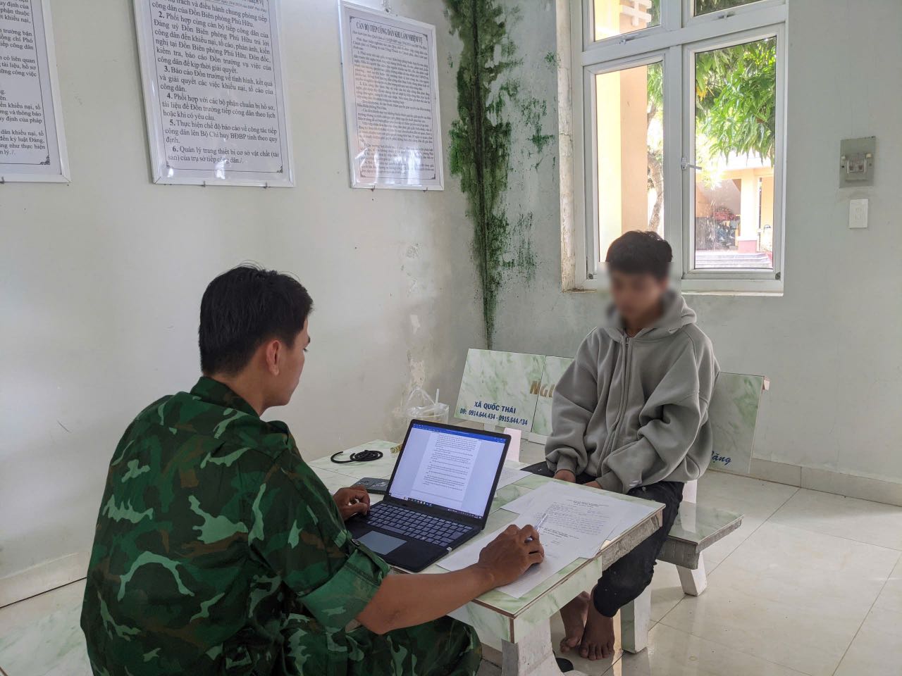 Luc luong Bien phong o An Giang lam viec voi doi tuong xuat nhap canh trai phep. Anh: Ngoc Chau