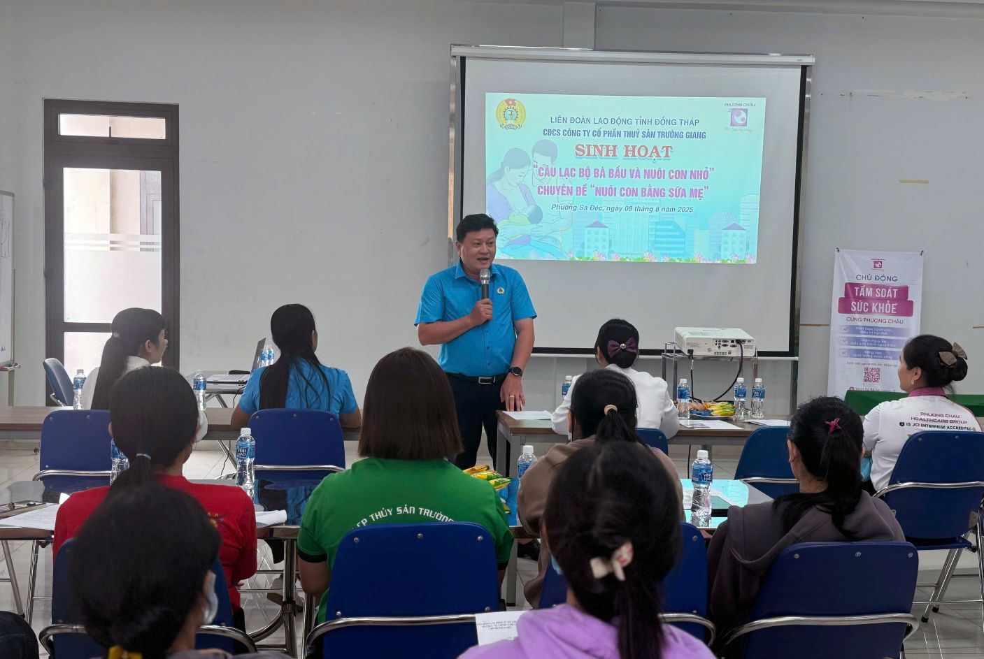 Sinh hoat chuyen de “Nuoi con bang sua me” tai Cong ty Co phan thuy san Truong Giang. Anh: Thanh Nhan.