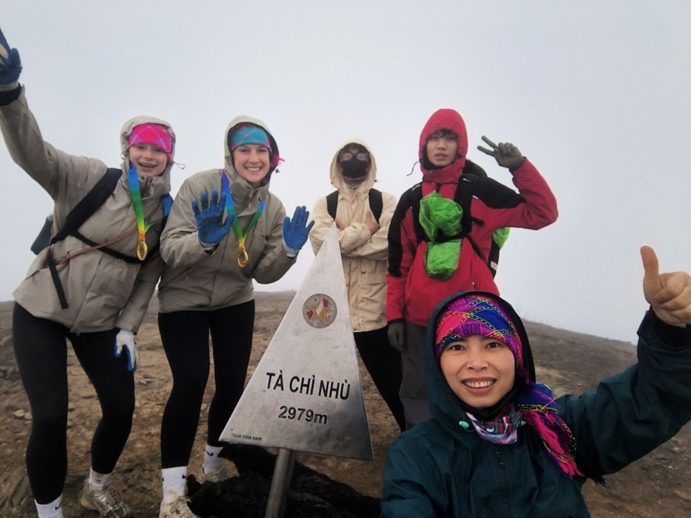 Chi Minh Nghia (duoi) va nhom khach leo dinh Ta Chi Nhu. Anh: Nhan vat cung cap