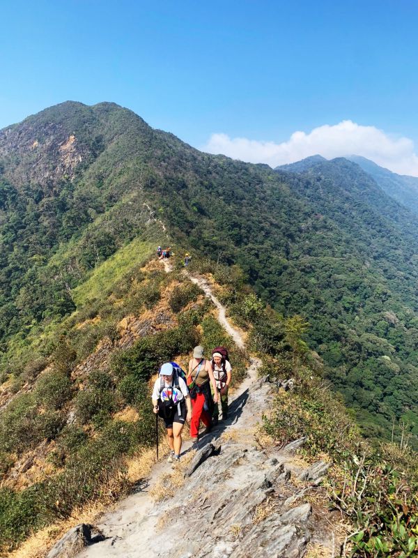 ラオカイ省チャムタウの登山客。写真:関係者提供