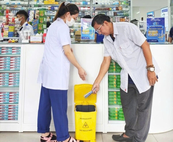 Thong qua mang luoi hon 2.400 nha thuoc va 200 trung tam tiem chung, Long Chau gop phan nang cao nhan thuc nguoi dan ve song xanh, giam thieu rac thai nhua ra moi truong. Anh: 