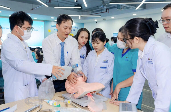 Long Chau lien tuc phoi hop voi cac don vi y te hang dau to chuc hang tram buoi dao tao nang cao nang luc chuyen mon cho doi ngu bac si, duoc si, dieu duong, nhan vien. Anh: 