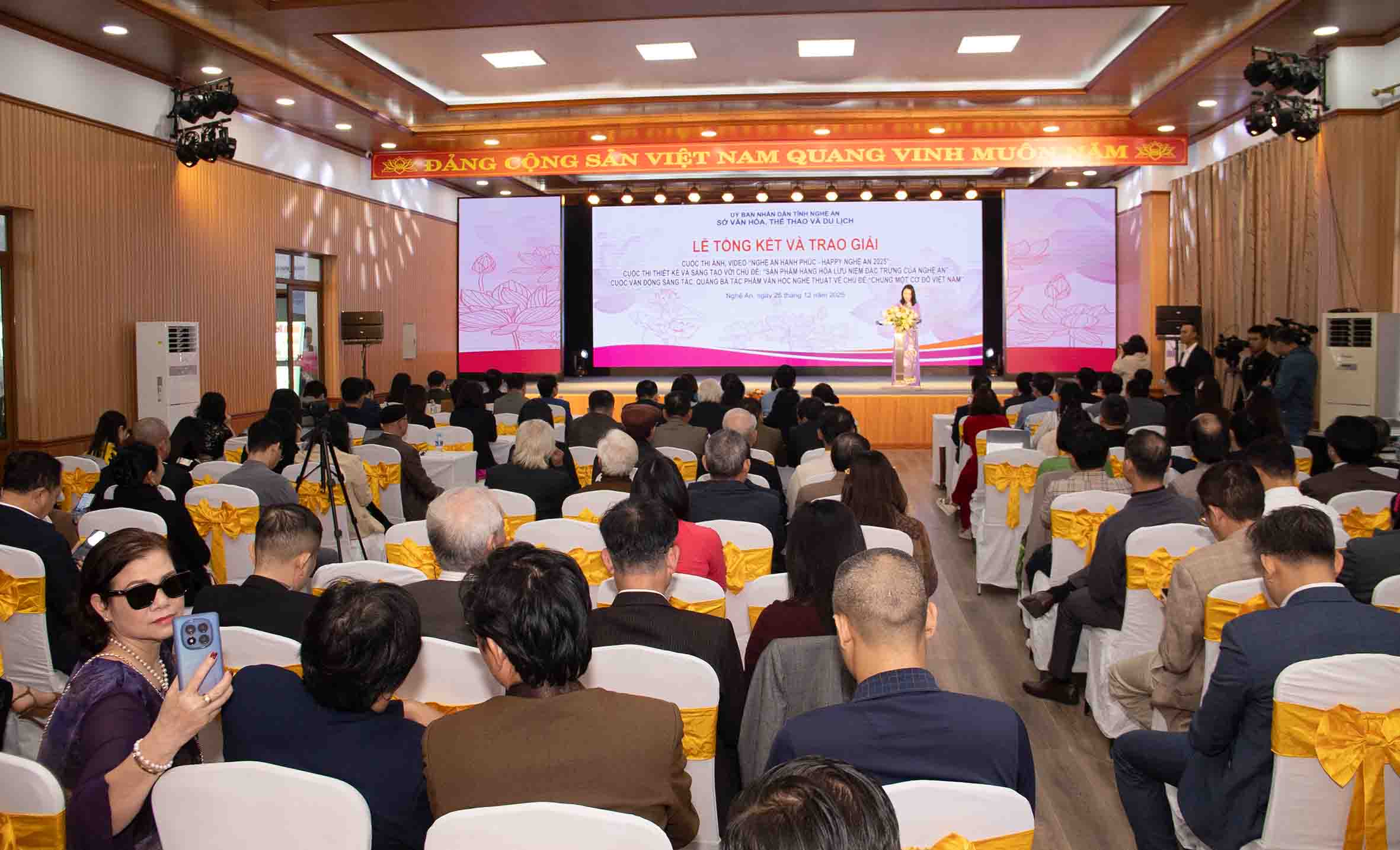 Toan canh buoi le. Anh: Duy Chuong