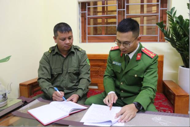 Hoang Van Linh 씨 - Tam Danh 마을(Lang Son 지방) 기층 질서 및 안보 보호팀 팀장이 Tan Doan 코뮌 경찰 간부와 업무에 대해 논의하고 있습니다. 사진: Gia Bao/공안부
