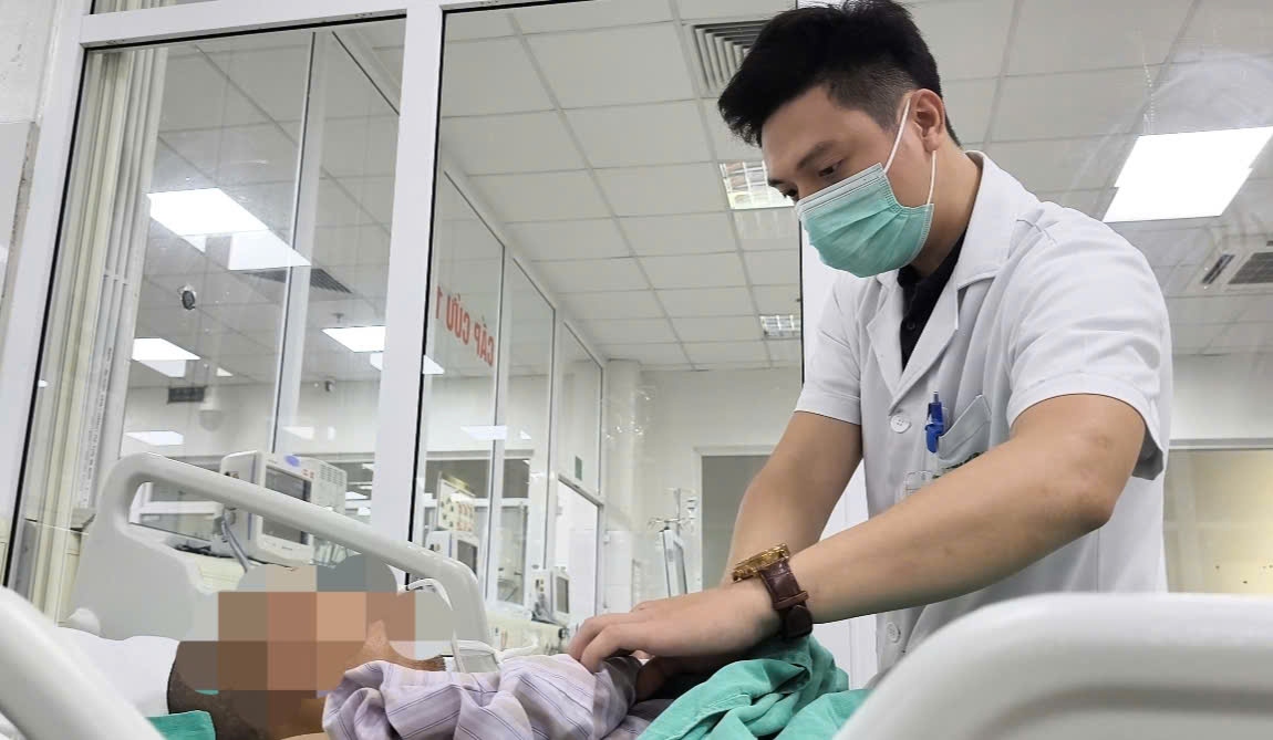 The patient was curved due to a minor wound. Photo: Thanh Dang