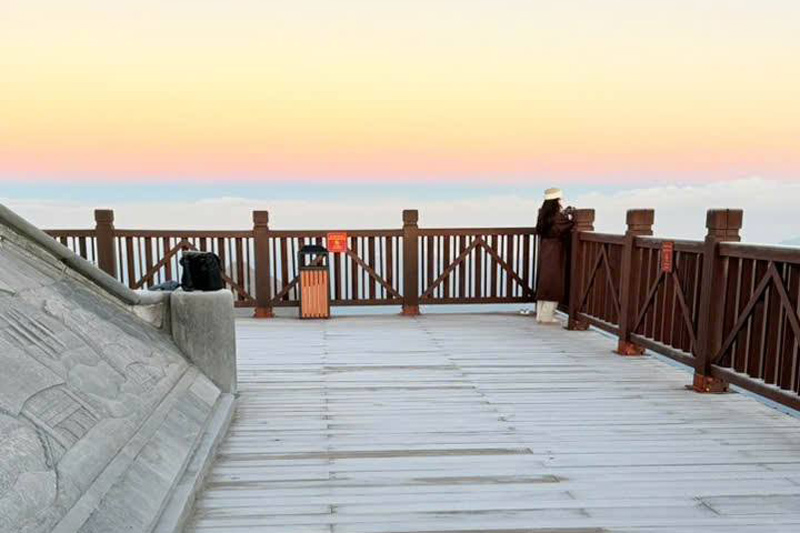 Khung canh tuyet bao phu dinh Fansipan tuyet dep khi troi gia lanh. Anh: Sun Group