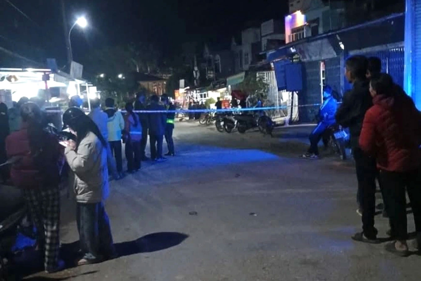 Công an Lào Cai phong tỏa hiện trường vụ án mạng. Ảnh: Dung Thư
