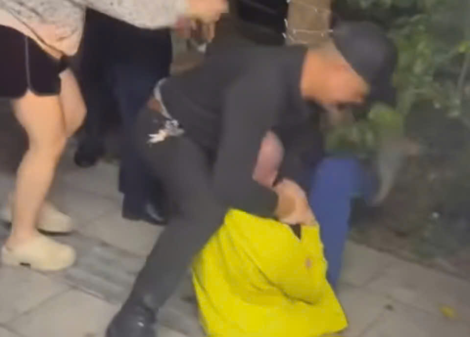 Vụ việc xảy ra tại chung cư K35 Tân Mai (phường Tương Mai, Hà Nội). Ảnh: Cắt từ clip 

