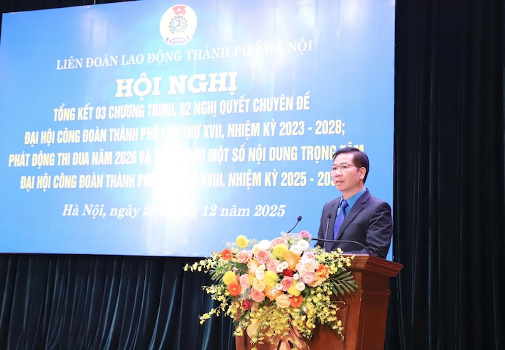 Vice President of the Hanoi City Labor Federation Nguyen Huy Khanh launched the emulation movement in 2026, including the content of promoting digital transformation. Photo: Mai Quy