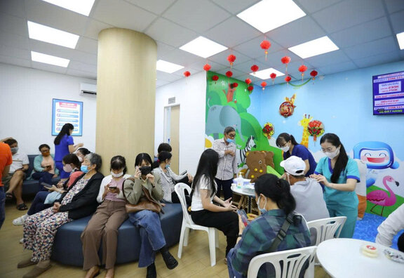 Nguoi dan chu dong cham soc suc khoe thong qua cac trung tam y te uy tin. Anh: 