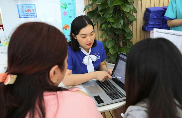 Chuyen gia y te nhan dinh hieu qua ro ret cua viec tiem ngua virus HPV tu som, dac biet la tu truoc tuoi 15 trong phong benh. Anh: 