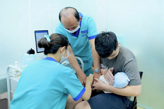 Tiem vaccine la bien phap hieu qua va don gian de phong benh truyen nhiem do HPV, RSV, phe cau, Hib. Anh: 