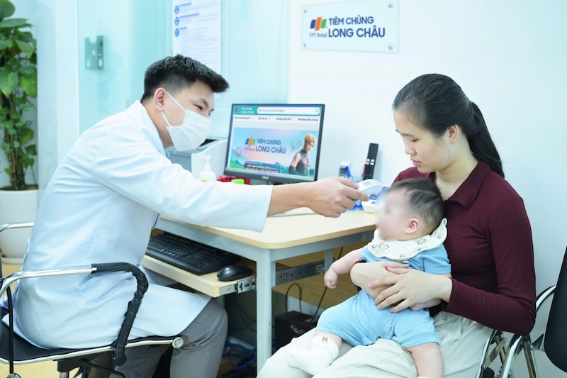 Doctors at Long Chau Vaccination Center examine children before vaccinating them. Photo: Huyen Anh