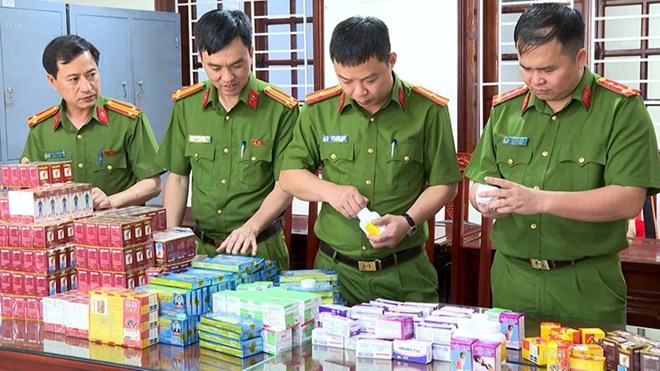 The Ministry of Health launched a peak period of scanning fake drugs and smuggled cosmetics during Tet. Photo: VGP