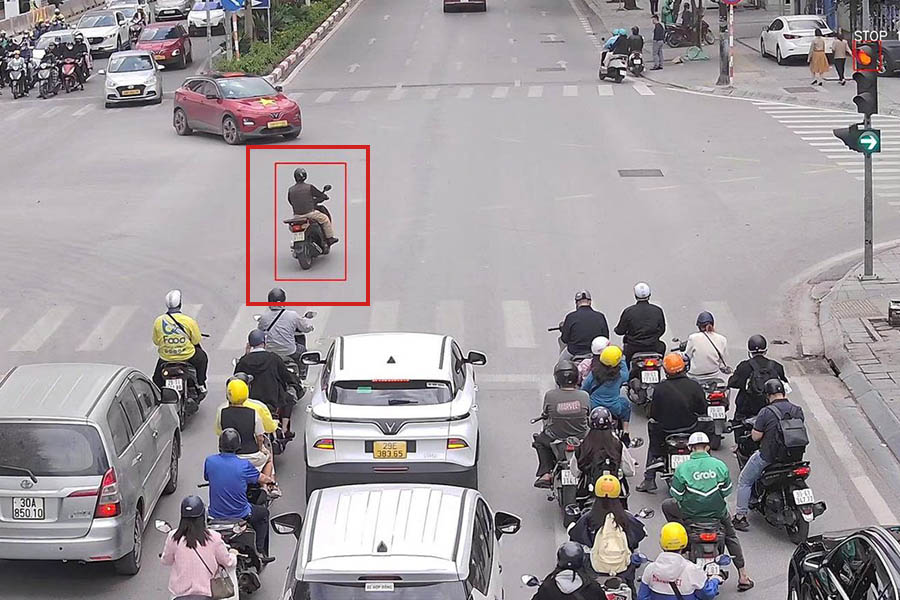 AI Camera detects violation of running a red light at Pham Van Bach - Hoang Quan Chi intersection. Photo: Traffic Police Department