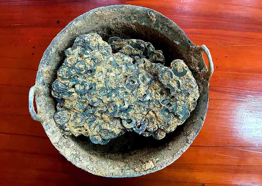 The ancient money was discovered in Son Kim 2 commune, Ha Tinh province. Photo: Phi Cong.