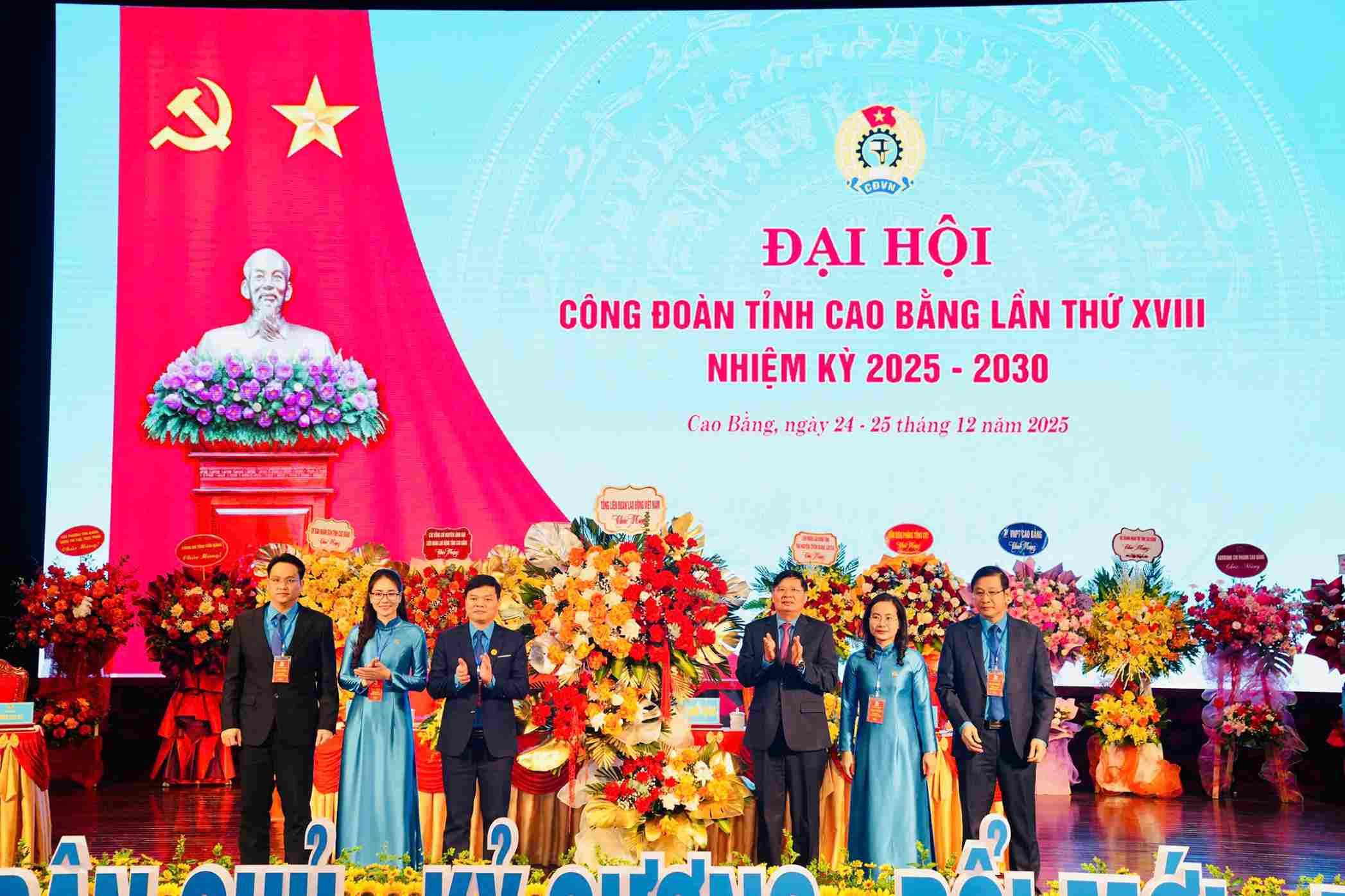 Ong Phan Van Anh - Pho Chu tich Tong Lien doan Lao dong Viet Nam tang hoa chuc mung thanh cong Dai hoi. Anh: Vu Tiep