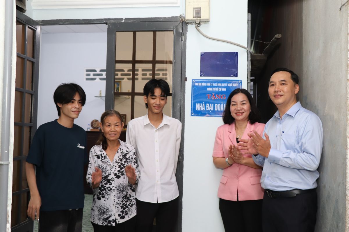 Ban giao can nha dai doan ket cho gia dinh ba Tran Thi Vien. Anh: Anh Hoang