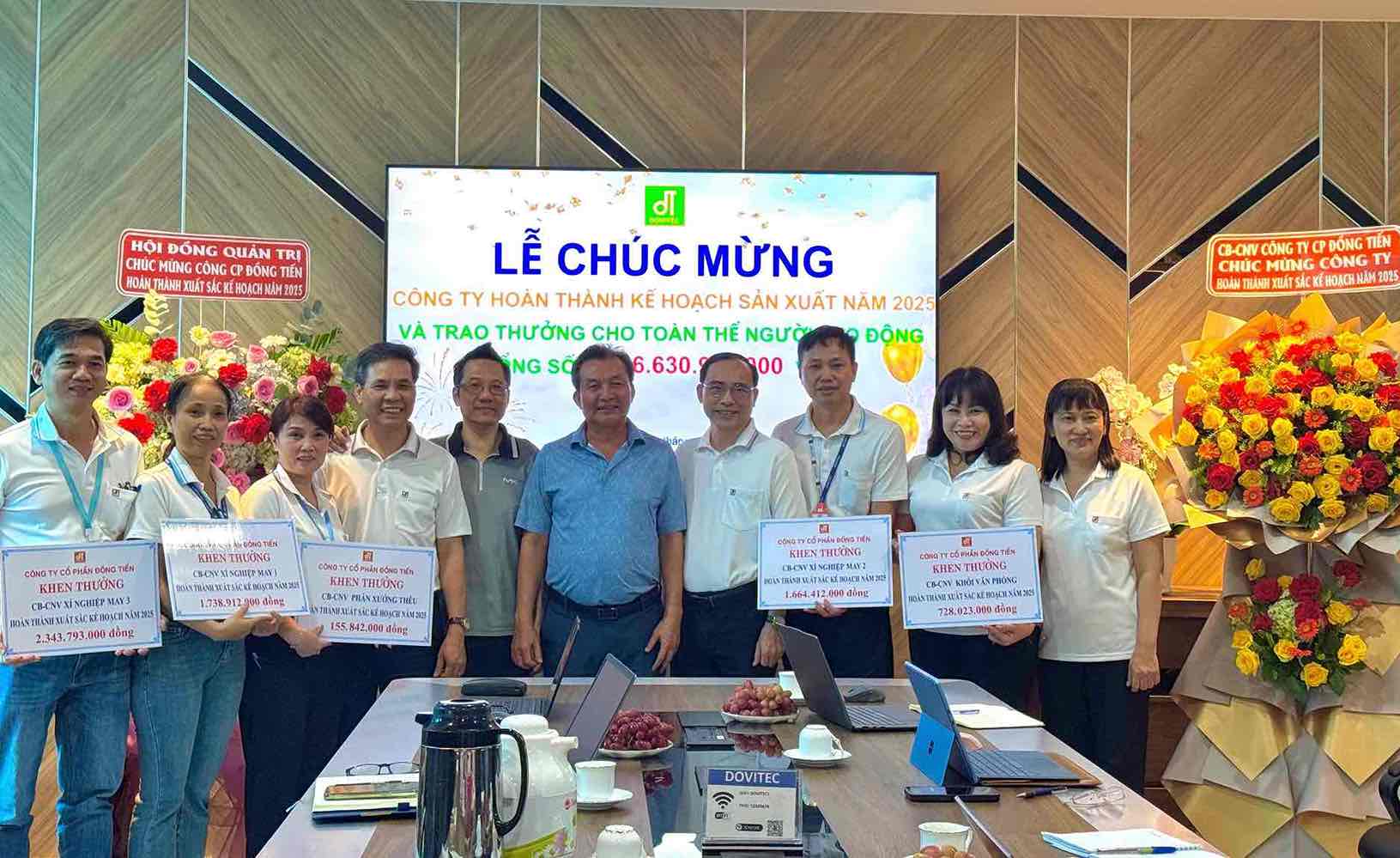 Cong ty Co phan Dong Tien to chuc le chuc mung cong ty hoan thanh ke hoach san xuat nam 2025. Anh: HAC