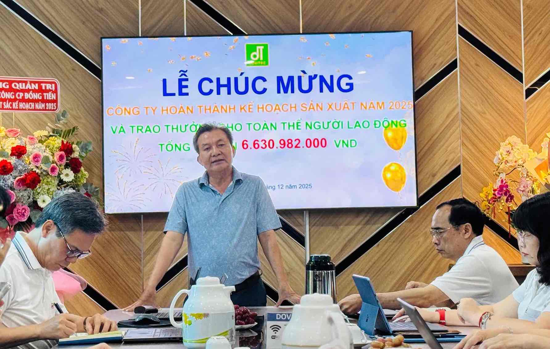 Ong Nguyen Van Hoang - Tong giam doc Cong ty Co phan Dong Tien thong bao tien thuong Tet toi toan the nguoi lao dong cong ty. Anh: HAC