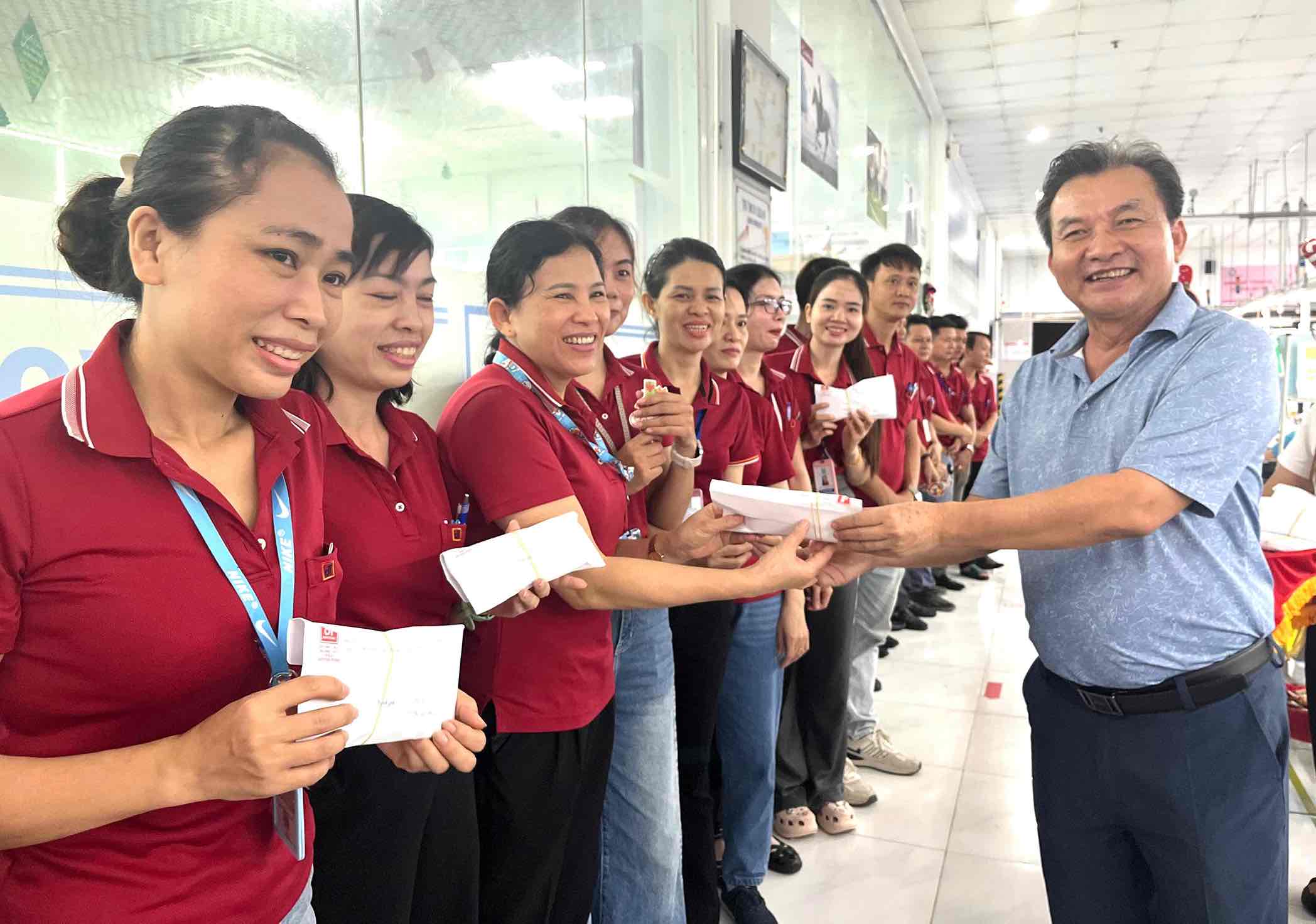 El Director General de Dong Tien Joint Stock Company (a la derecha) entrega premios por completar el plan de produccion para 2025. Foto: HAC