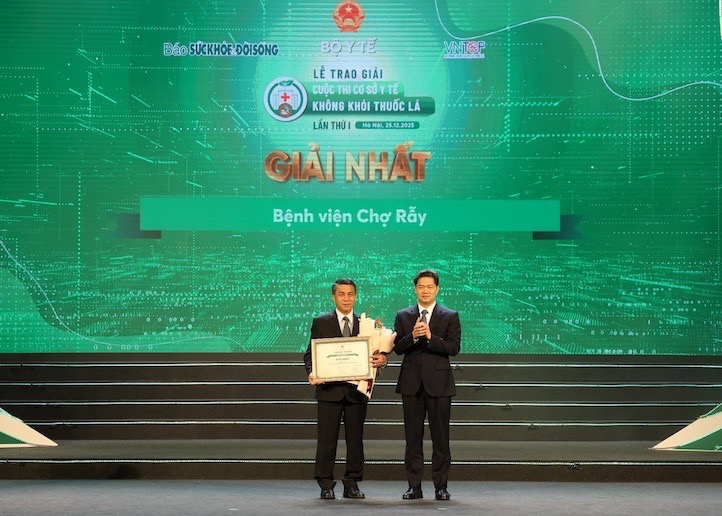 El viceministro de Salud Nguyen Manh Ha entrega el primer premio del concurso 'Apartamentos medicos sin humo de tabaco' al Hospital Cho Ray. Foto: Ministerio de Salud