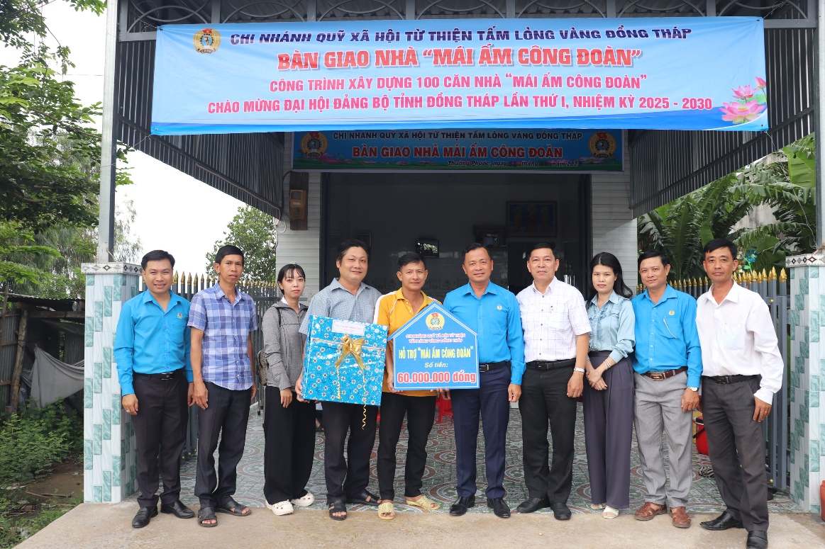 Quang canh buoi le ban giao “Mai am cong doan” cho gia dinh doan vien Nguyen Thanh Tien, doan vien CDCS Trung tam Y te khu vuc Hong Ngu 2. Anh: Luu Hung