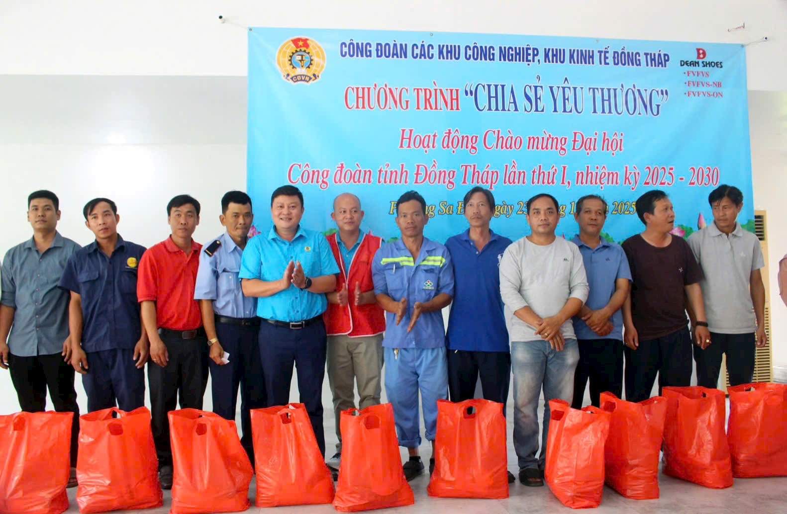 Cong doan cac Khu cong nghiep, Khu kinh te Dong Thap cung Cong ty Cong ty TNHH Freeview Industrial Viet Nam  tang qua cho doan vien, nguoi lao dong. Anh: Duc Trung