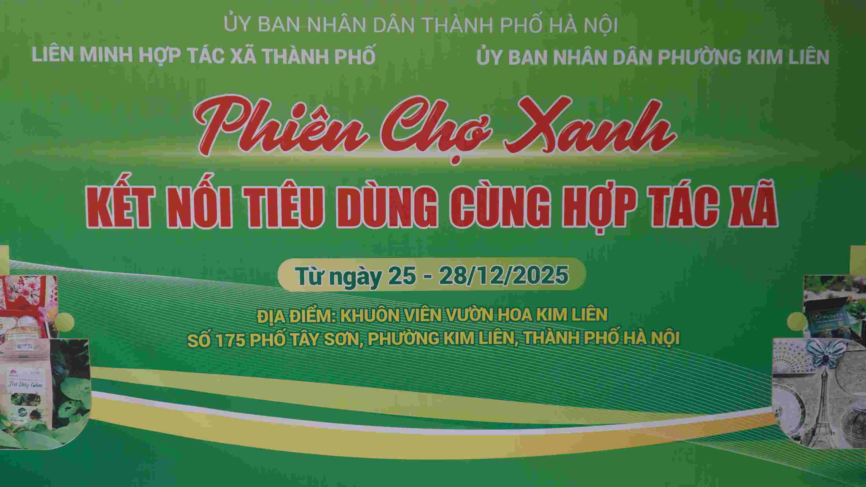 Phien cho Xanh tai khuon vien vuon hoa Kim Lien trong ngay khai mac. Anh: Minh Vu 