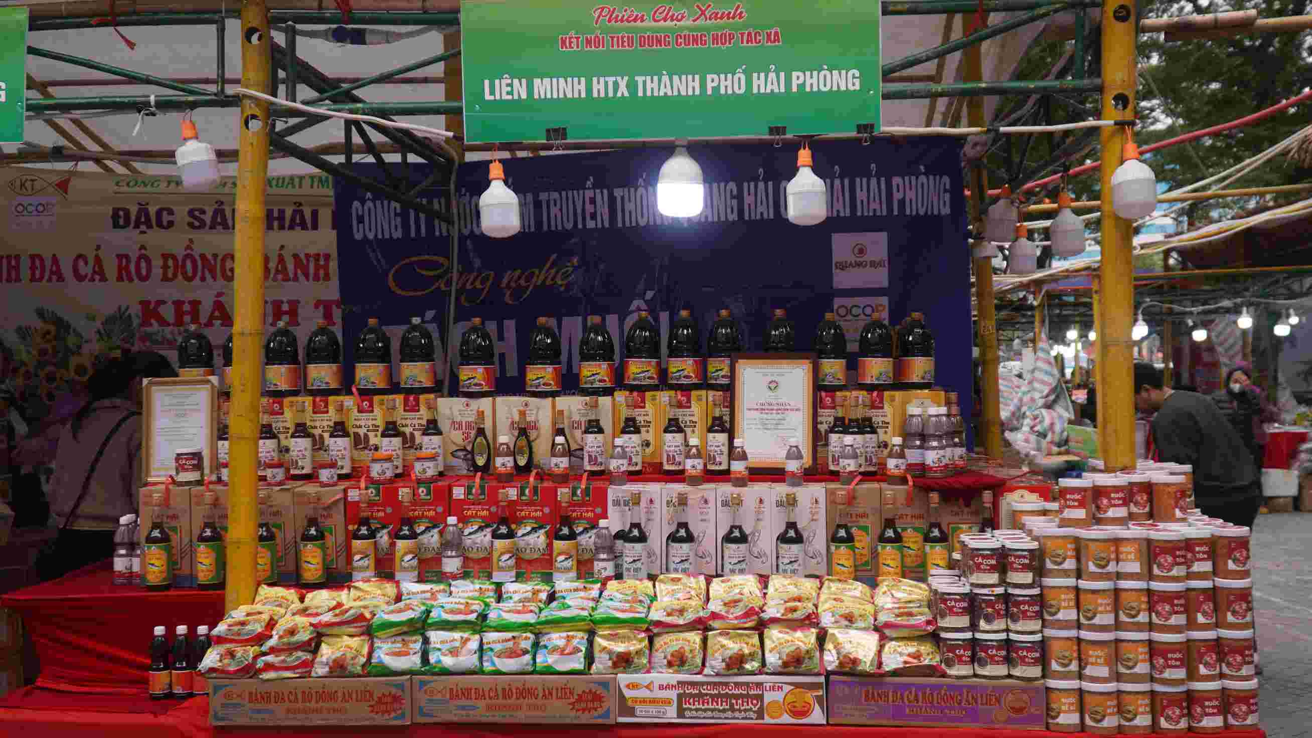 Gian hang OCOP voi cac san pham co bao bi, nhan mac ro rang. Anh: Minh Vu 