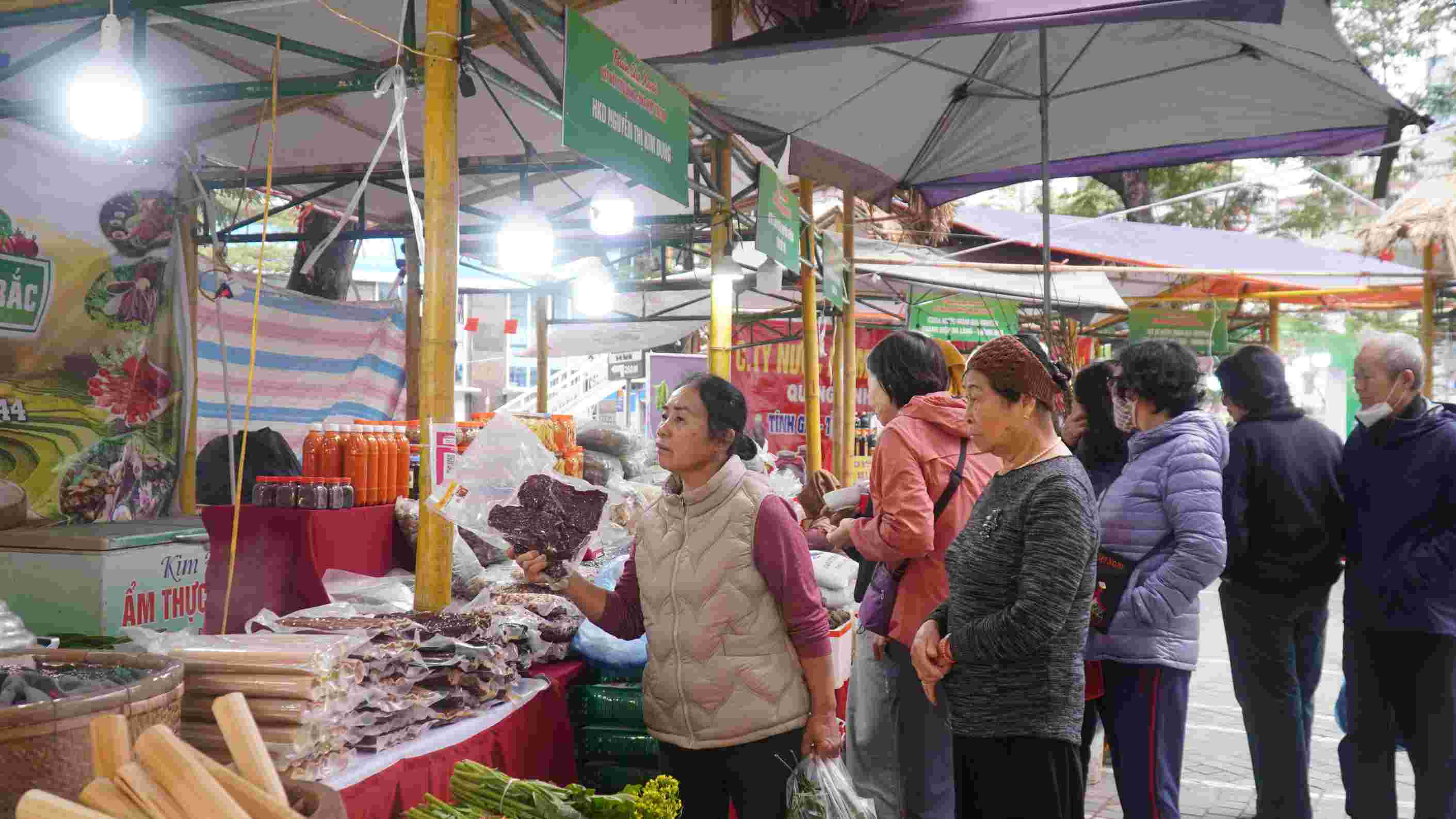 The green market connecting consumers attracts a large number of people in the capital at the end of the year.