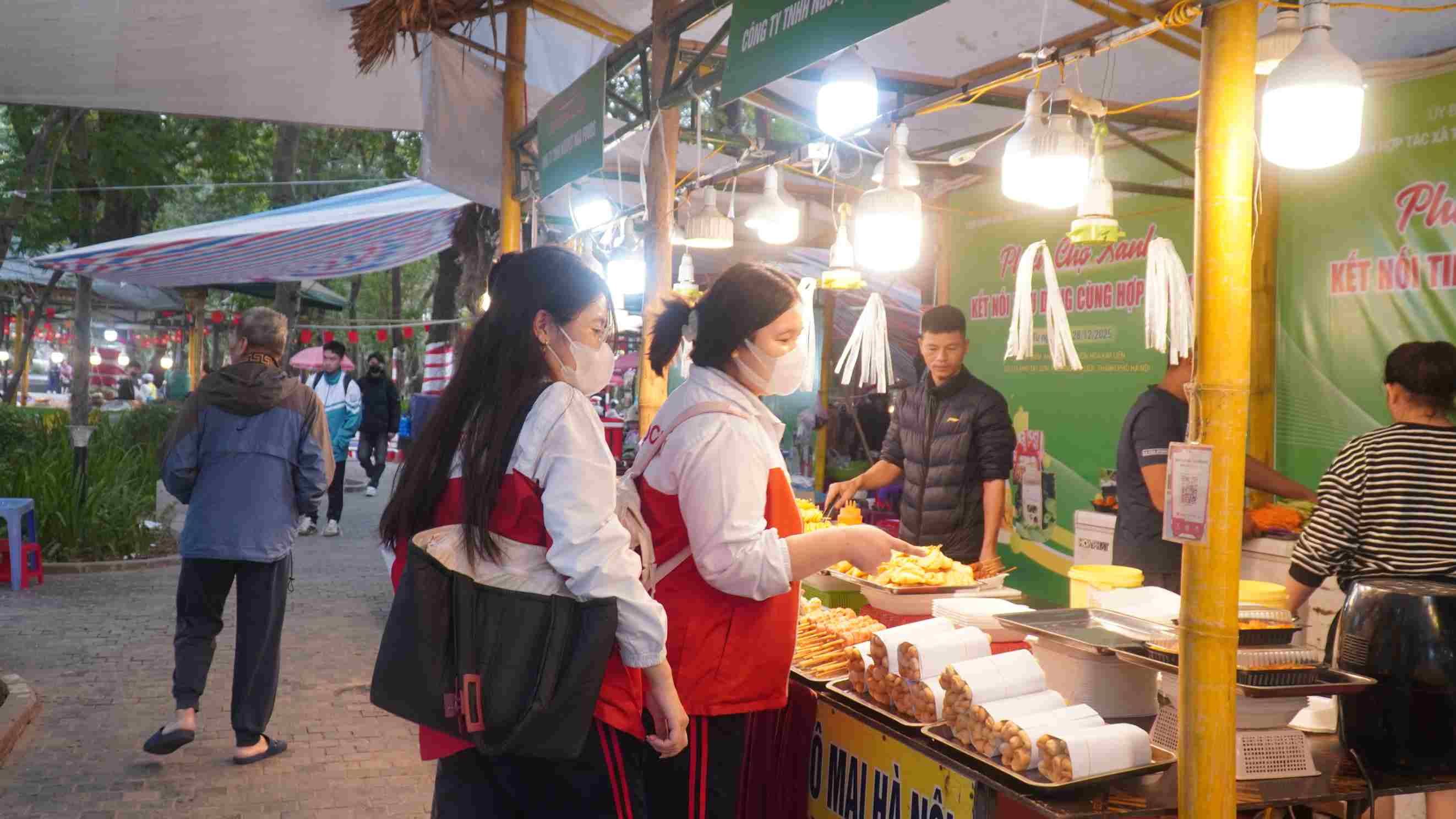 Ban Minh Anh to ra thich thu khi truc tiep tham quan, tim hieu thong tin ve nguon goc va quy trinh san xuat san pham tai gian hang cua cac hop tac xa. Anh: Minh Vu