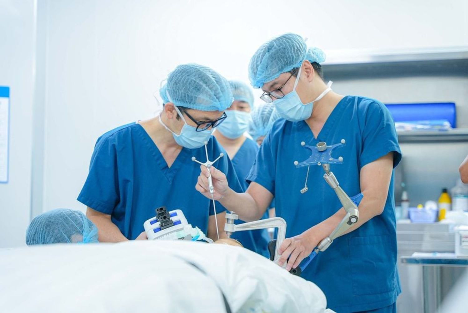 E-kip bac si chuan bi dua dien cuc vao so nao dieu tri cho benh nhi 9 tuoi mac dong kinh khang tri.