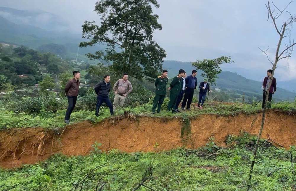 Ha Tinh interdisciplinary team inspects the crack on the hill in Son Kim 2 commune. Photo: Duc Tuan.