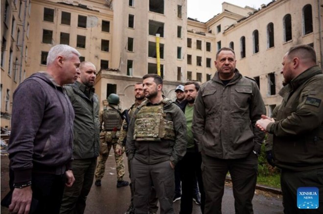 El presidente ucraniano Volodymyr Zelensky (centro) durante una visita a Kharkiv Ucrania. Foto: Xinhua