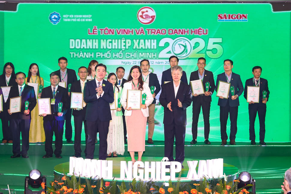 Awarding the Ho Chi Minh City Green Enterprise Award 2025 to Vietnamese enterprises. Photo: Provided by the enterprise