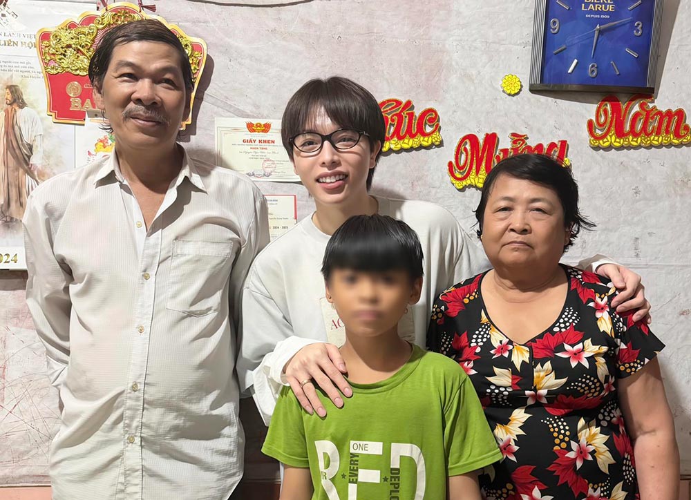 Duc Phuc fue a la casa del conductor de mototaxi tecnologico con la intencion de regalar un nuevo coche despues de leer la historia que se difundio en linea. Foto: Proporcionada por el artista