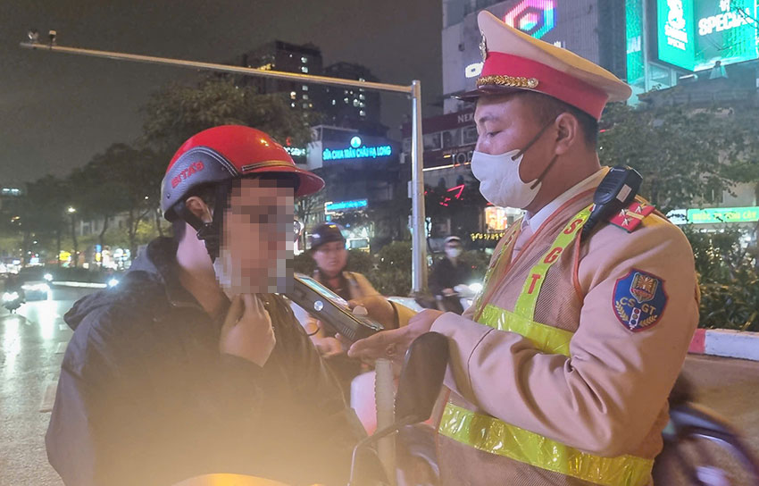 Lực lượng CSGT Hà Nội kiểm tra nồng độ cồn đêm Noel 2025. Ảnh: T.Trạch