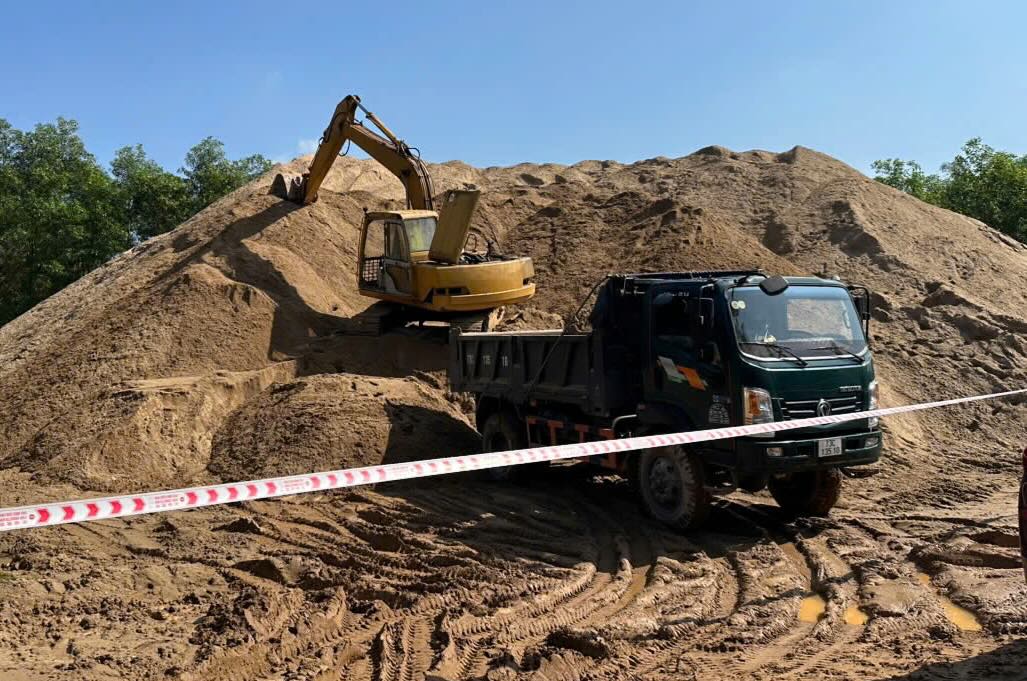 Khoi luong cat duoc luc luong chuc nang phat hien tren 2 bai. Anh: Phong Canh sat Kinh te Cong an tinh Quang Tri.