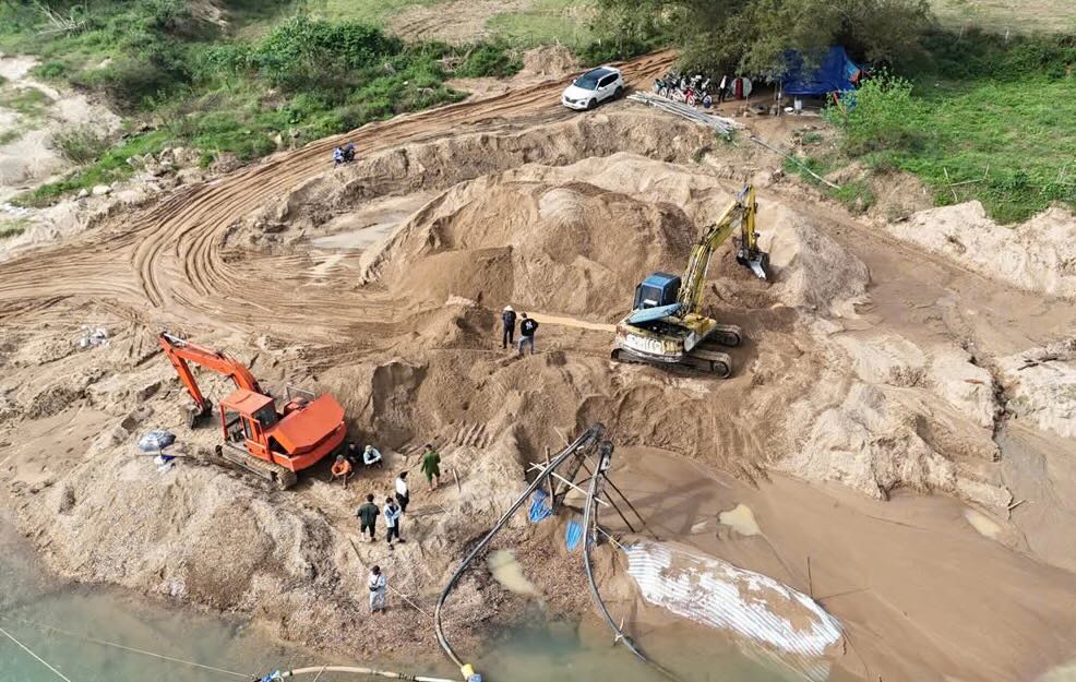 Lực lượng chức năng phát hiện vụ khai thác khoáng sản trái phép trên địa bàn. Ảnh: Phòng Cảnh sát Kinh tế Công an tỉnh Quảng Trị