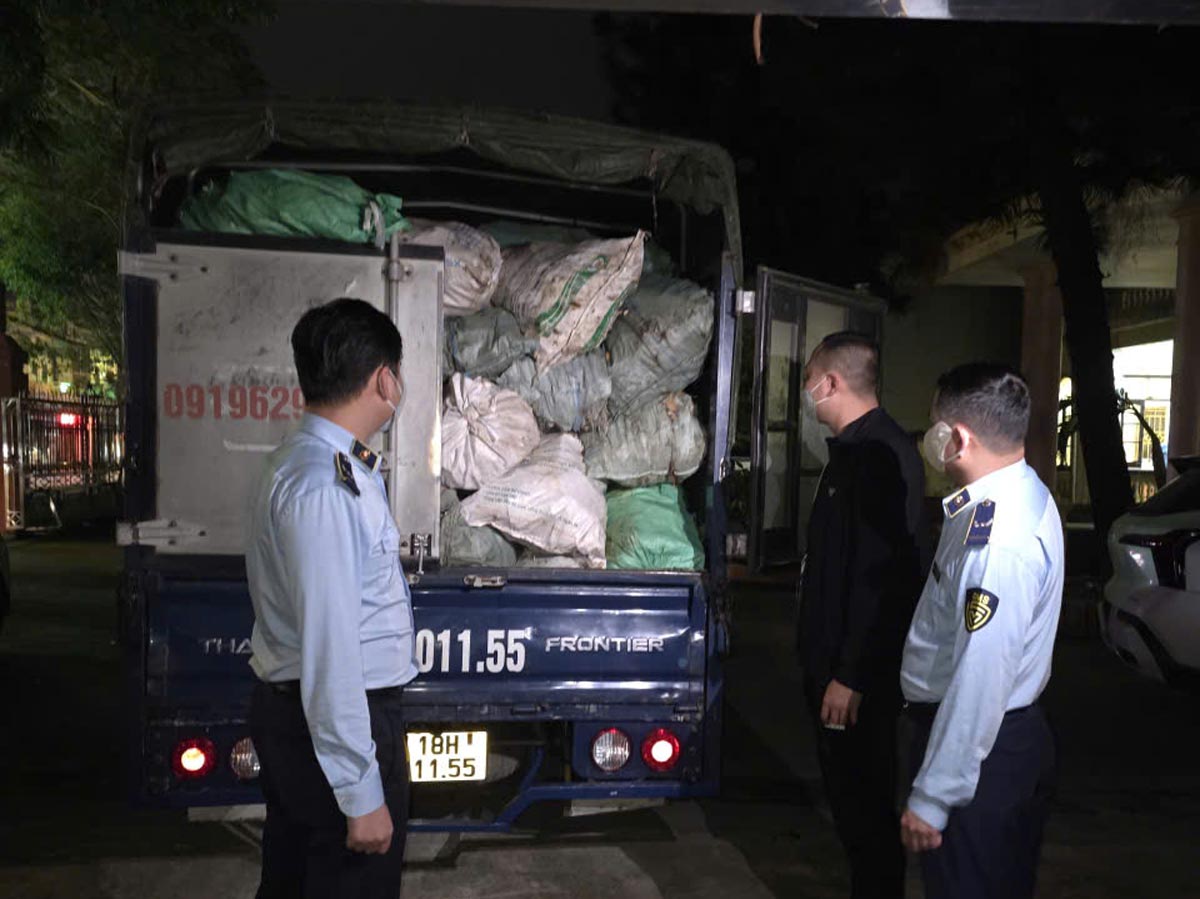 Tang vật xương lợn trong thùng xe tải biển kiểm soát 18H-011.55. Ảnh: Chi Cục QLTT tỉnh Ninh Bình