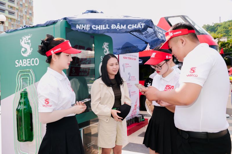 SABECO cung bo tri mo hinh may thu gom lon chai va phan loai rac tai che tu dong. Anh: SABECO